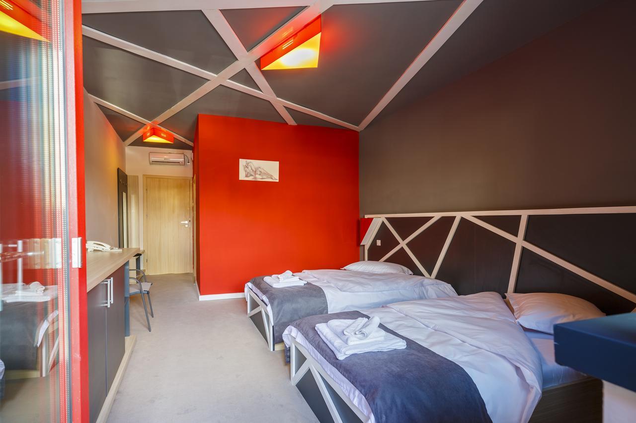 Net Hotel Piteşti Extérieur photo