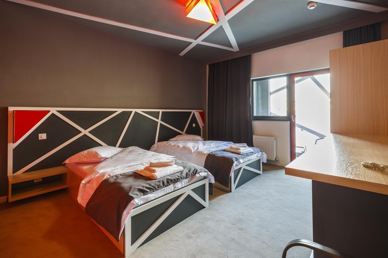 Net Hotel Piteşti Extérieur photo