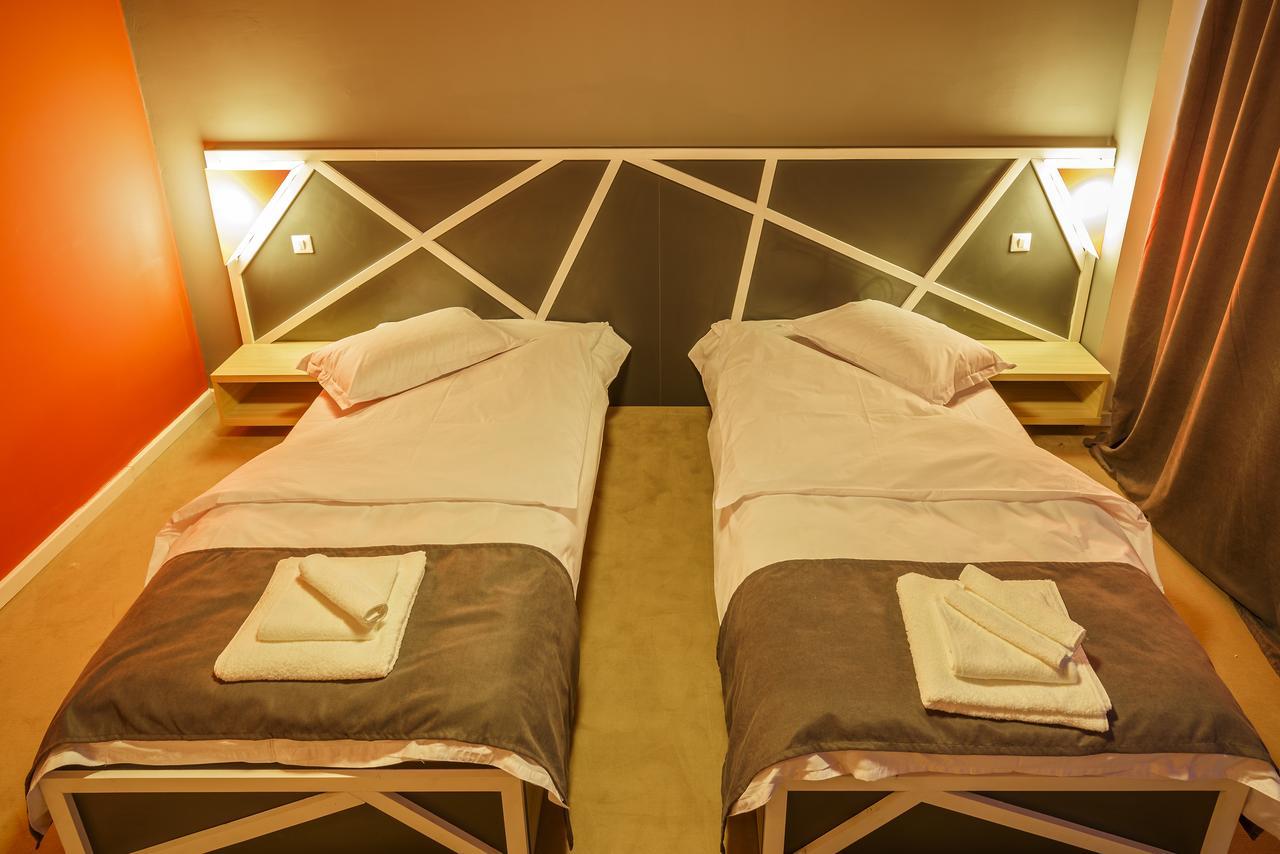 Net Hotel Piteşti Extérieur photo