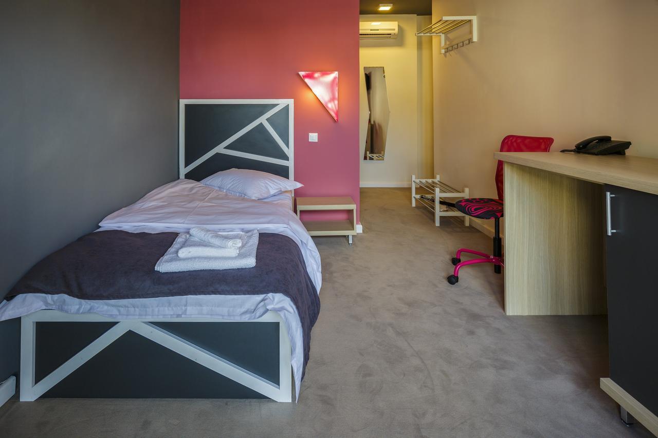 Net Hotel Piteşti Extérieur photo