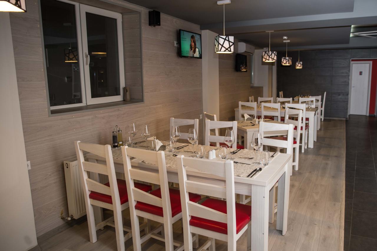 Net Hotel Piteşti Extérieur photo